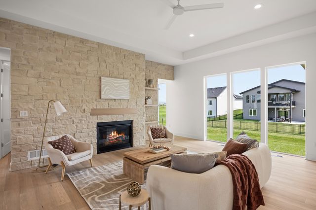 17212 Springbrook Trail, Urbandale, IA 50263