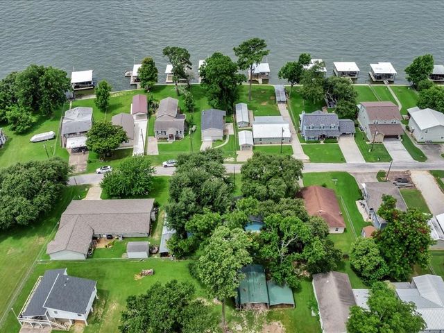 683 Water View Drive, Livingston, TX 77351