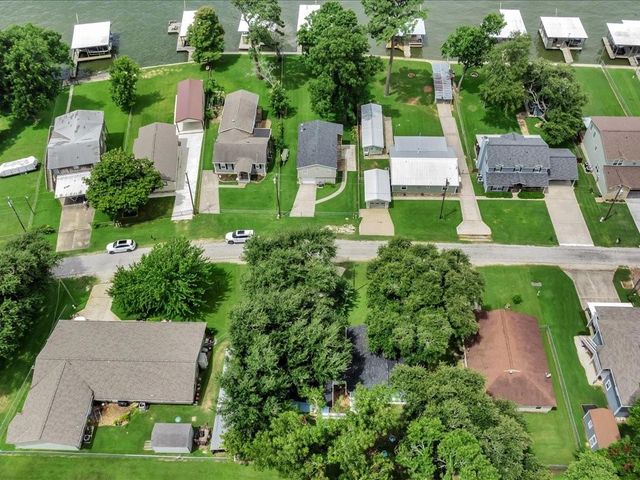 683 Water View Drive, Livingston, TX 77351