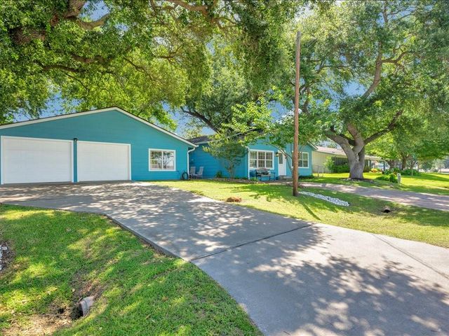 683 Water View Drive, Livingston, TX 77351