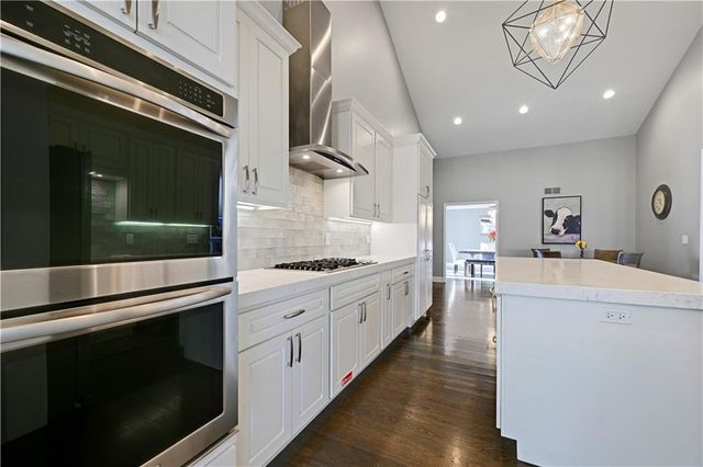 11021 Buena Vista Street, Leawood, KS 66211