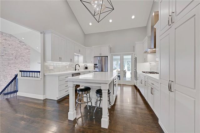 11021 Buena Vista Street, Leawood, KS 66211