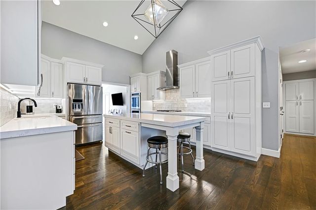 11021 Buena Vista Street, Leawood, KS 66211