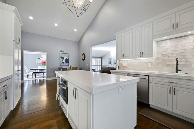 11021 Buena Vista Street, Leawood, KS 66211