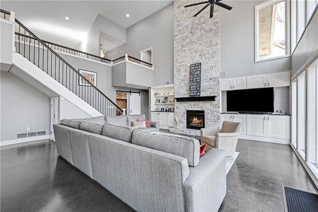 11021 Buena Vista Street, Leawood, KS 66211