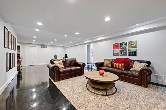 11021 Buena Vista Street, Leawood, KS 66211