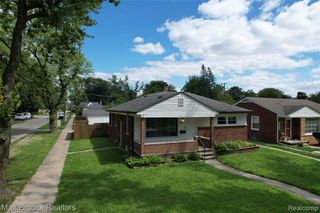 19394 Woodworth, Redford, MI 48240
