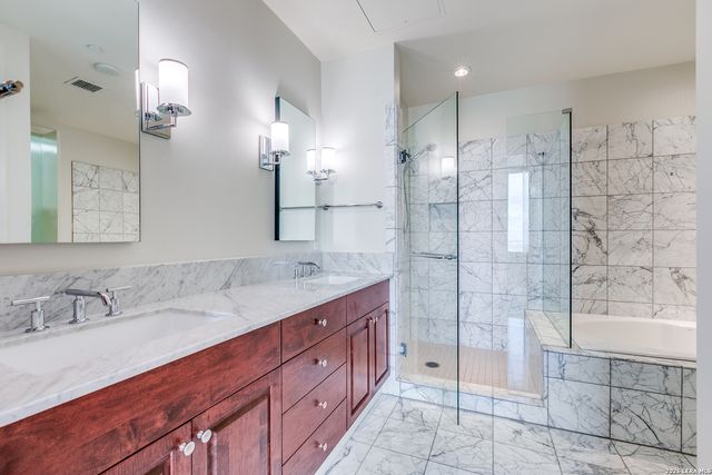 610 E Market St Unit 2510, San Antonio, TX 78205