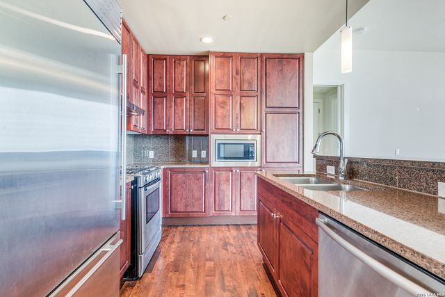 610 E Market St Unit 2510, San Antonio, TX 78205