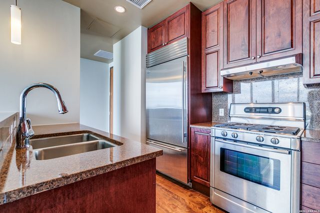 610 E Market St Unit 2510, San Antonio, TX 78205