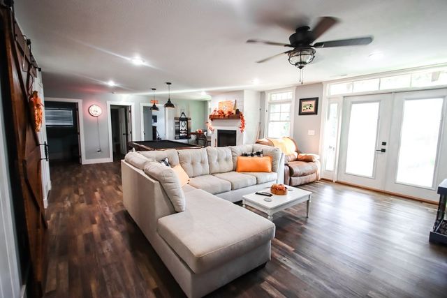 608 Lakeview Rd, Walling, TN 38587