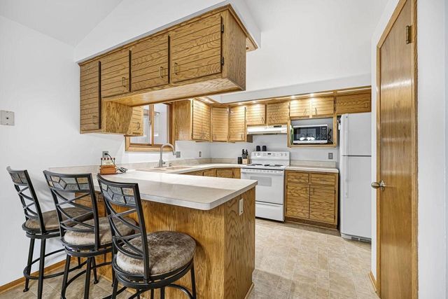 16285 W Mayflower DRIVE, New Berlin, WI 53151