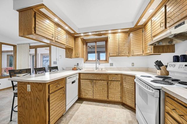 16285 W Mayflower DRIVE, New Berlin, WI 53151