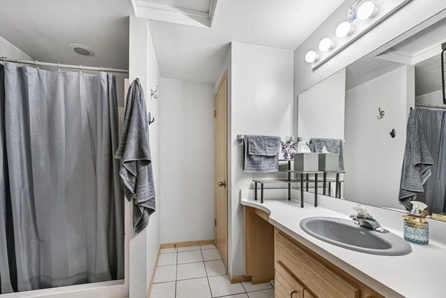 16285 W Mayflower DRIVE, New Berlin, WI 53151