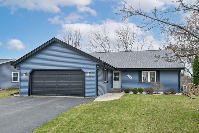 16285 W Mayflower DRIVE, New Berlin, WI 53151