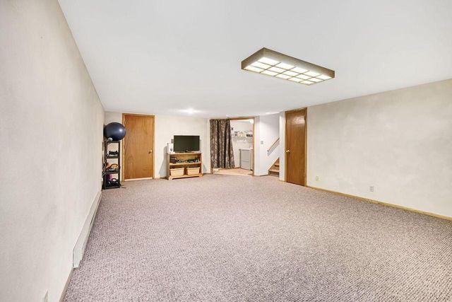 16285 W Mayflower DRIVE, New Berlin, WI 53151