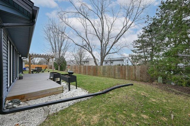 16285 W Mayflower DRIVE, New Berlin, WI 53151