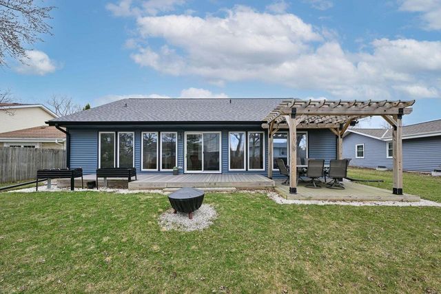 16285 W Mayflower DRIVE, New Berlin, WI 53151