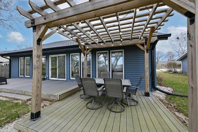 16285 W Mayflower DRIVE, New Berlin, WI 53151