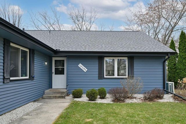 16285 W Mayflower DRIVE, New Berlin, WI 53151