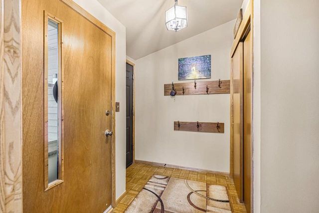 16285 W Mayflower DRIVE, New Berlin, WI 53151