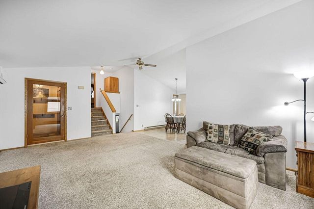 16285 W Mayflower DRIVE, New Berlin, WI 53151