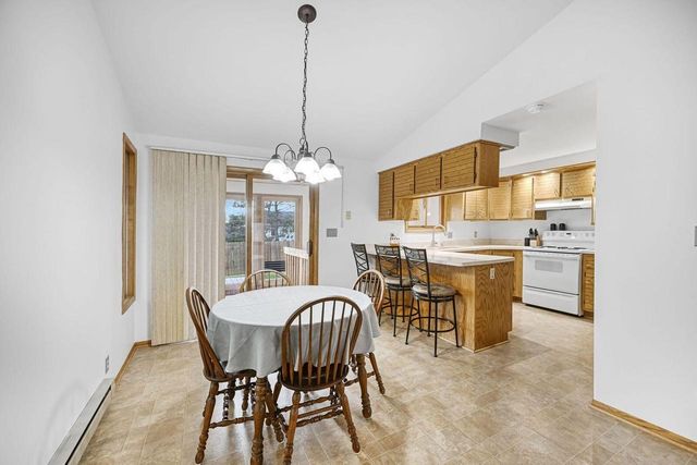 16285 W Mayflower DRIVE, New Berlin, WI 53151