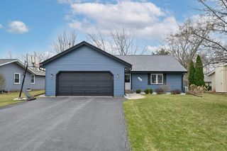 16285 W Mayflower DRIVE, New Berlin, WI 53151