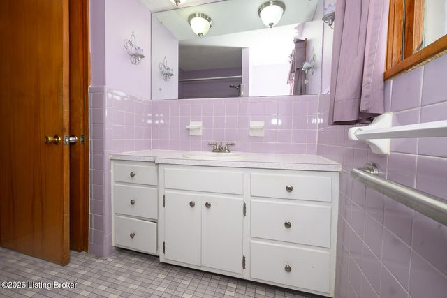 8109 Smithton Rd, Louisville, KY 40219