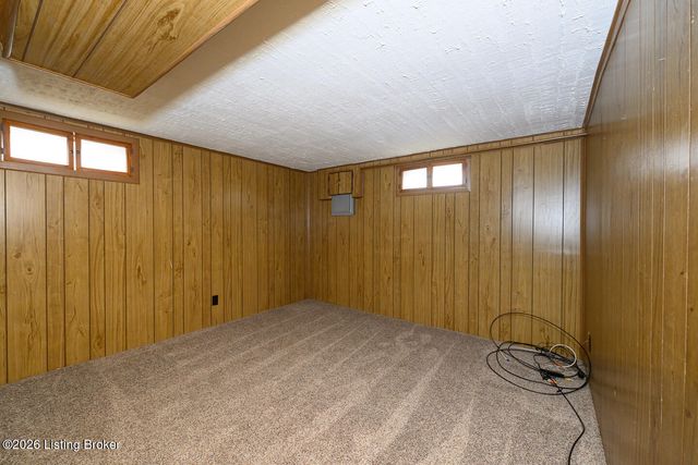 8109 Smithton Rd, Louisville, KY 40219