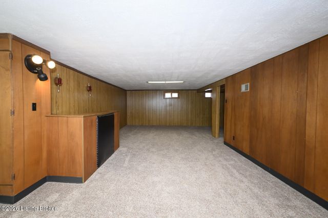 8109 Smithton Rd, Louisville, KY 40219