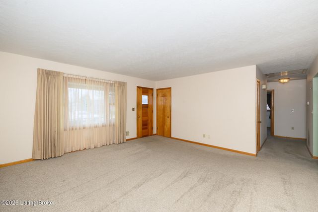 8109 Smithton Rd, Louisville, KY 40219