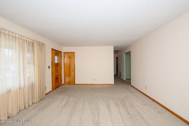 8109 Smithton Rd, Louisville, KY 40219