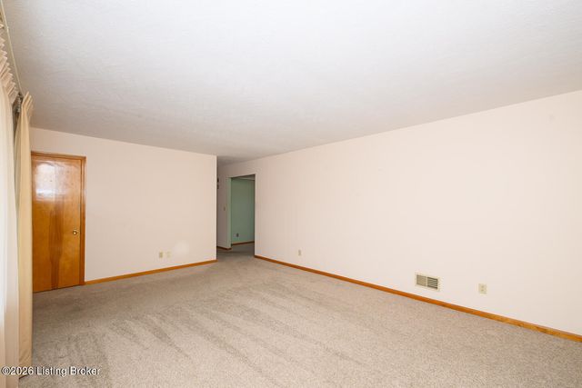 8109 Smithton Rd, Louisville, KY 40219