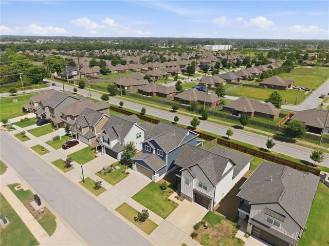 2810 Grandshire Avenue, Bentonville, AR 72713