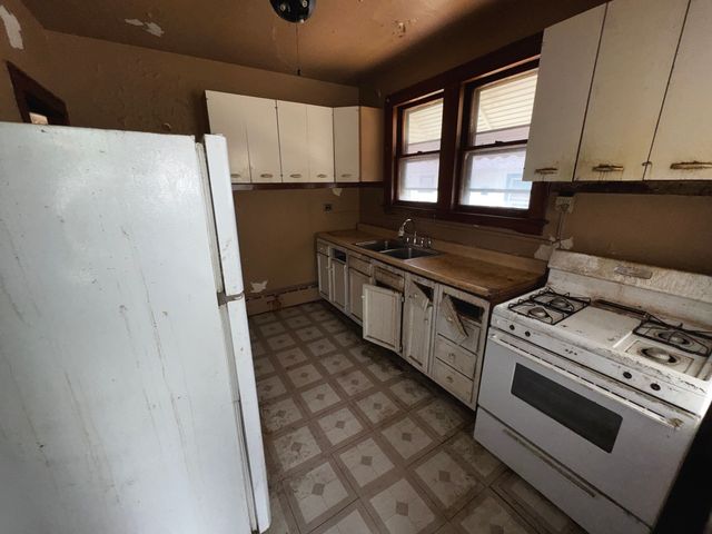 1914 S 19th Avenue, Maywood, IL 60153