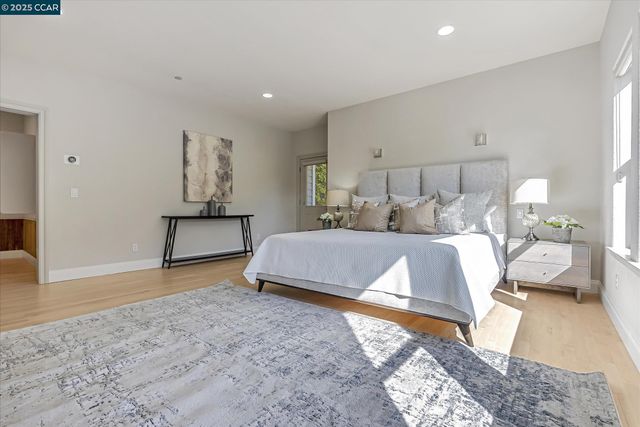 4 Berrybrook Hollow, Orinda, CA 94563