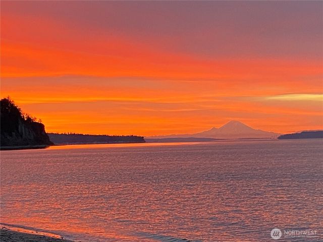 196 Lake Avenue, Freeland, WA 98249