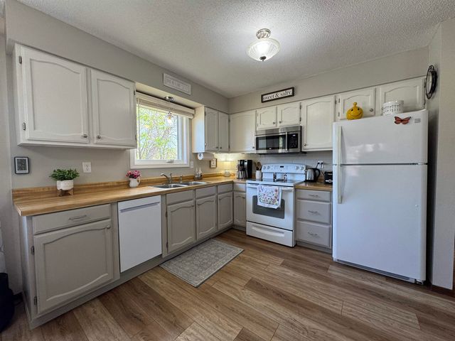 1417 Sunset Blvd, Minot, ND 58703