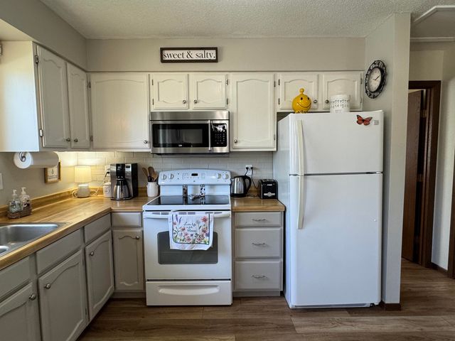 1417 Sunset Blvd, Minot, ND 58703