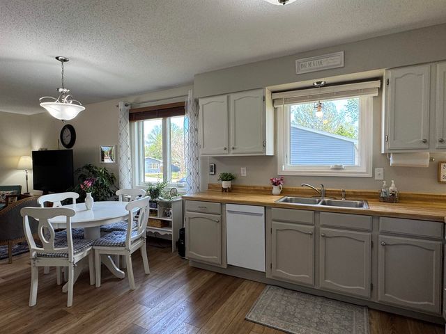 1417 Sunset Blvd, Minot, ND 58703