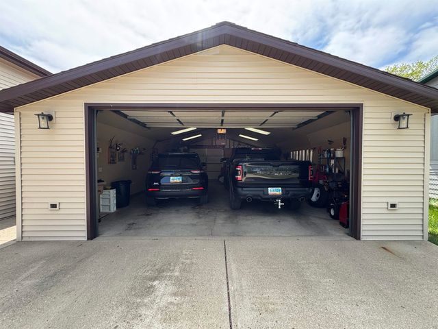 1417 Sunset Blvd, Minot, ND 58703