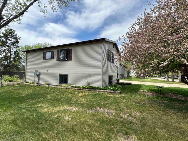 1417 Sunset Blvd, Minot, ND 58703