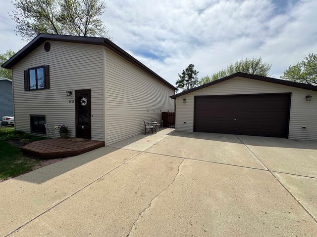 1417 Sunset Blvd, Minot, ND 58703
