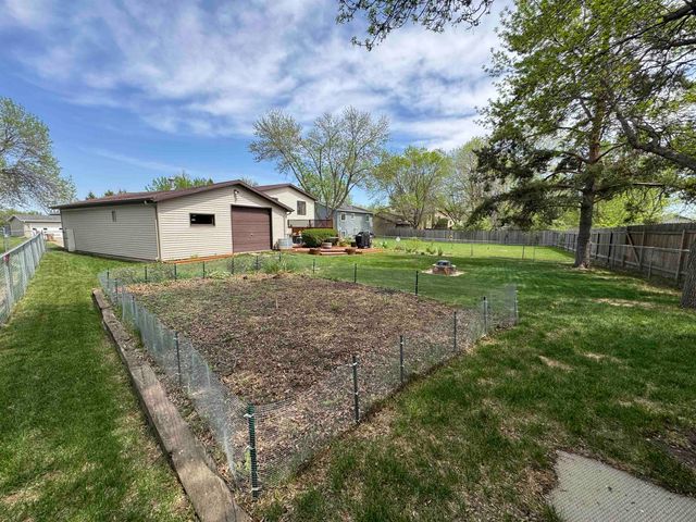 1417 Sunset Blvd, Minot, ND 58703