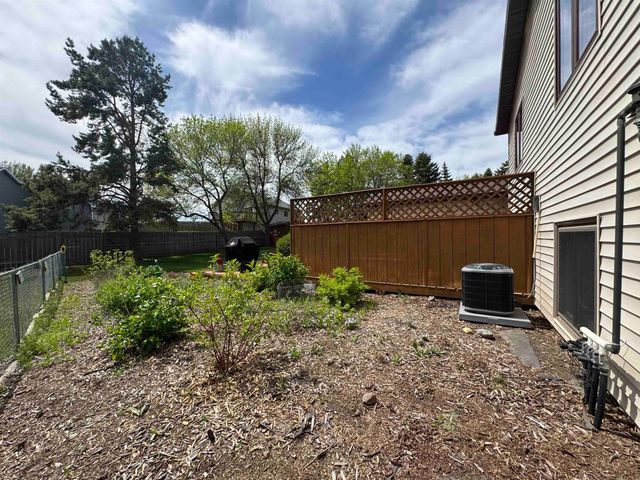 1417 Sunset Blvd, Minot, ND 58703