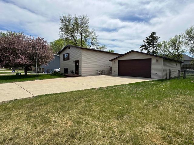 1417 Sunset Blvd, Minot, ND 58703