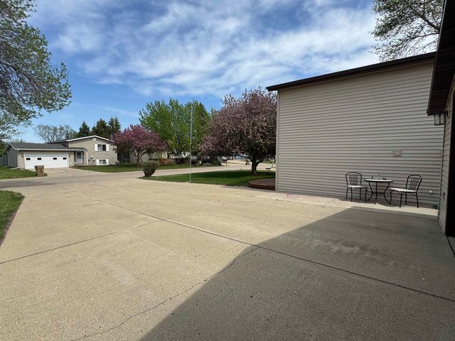 1417 Sunset Blvd, Minot, ND 58703