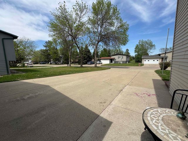 1417 Sunset Blvd, Minot, ND 58703