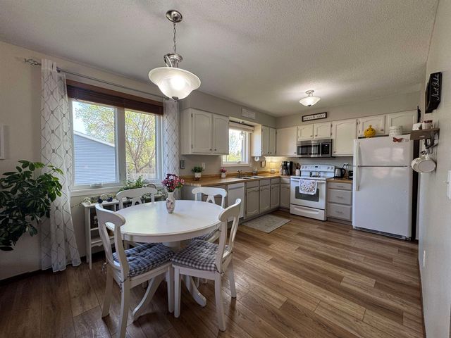 1417 Sunset Blvd, Minot, ND 58703